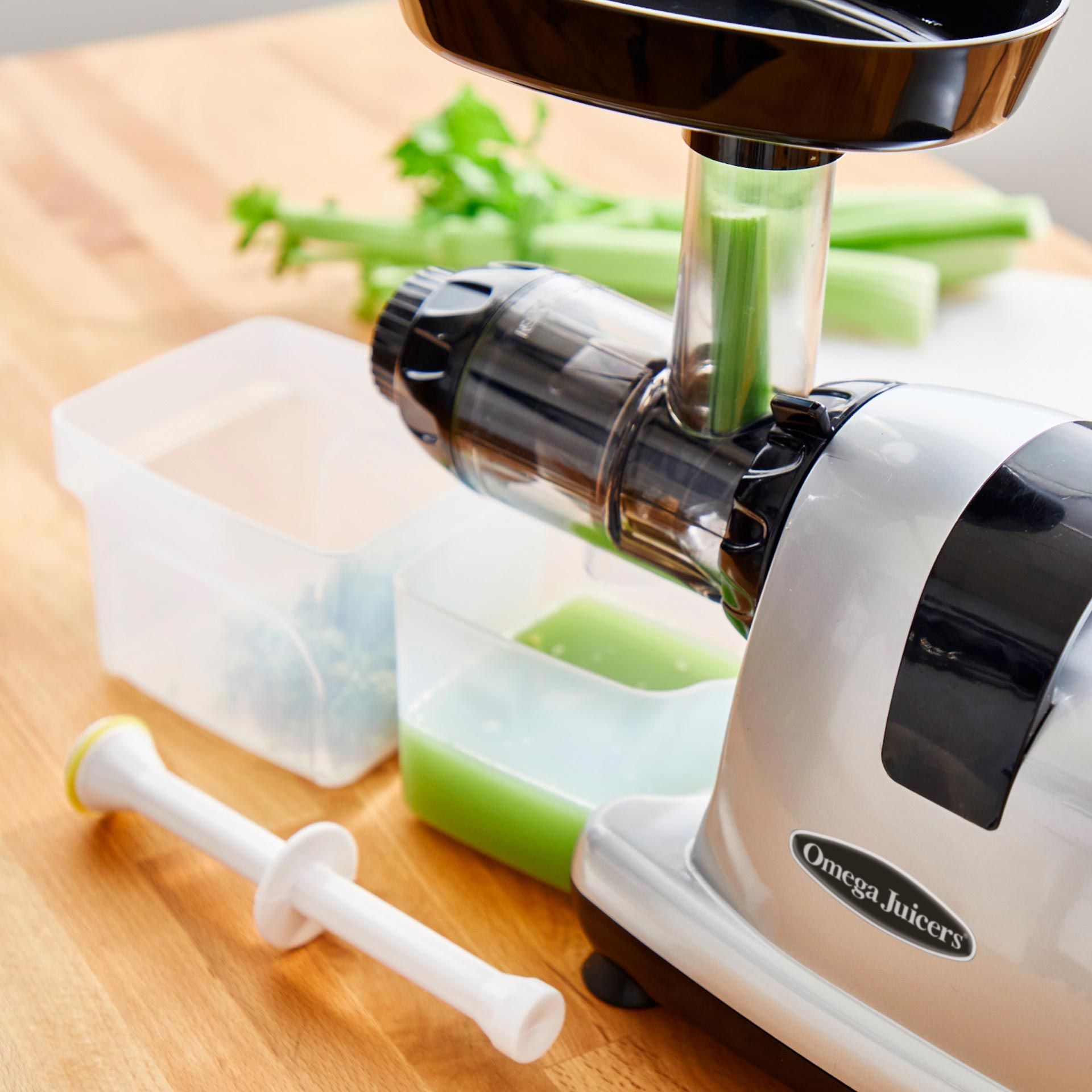 51705CR__09__Omega_Juicers_MM900_chrome_mit_Sellerie_1920x1920