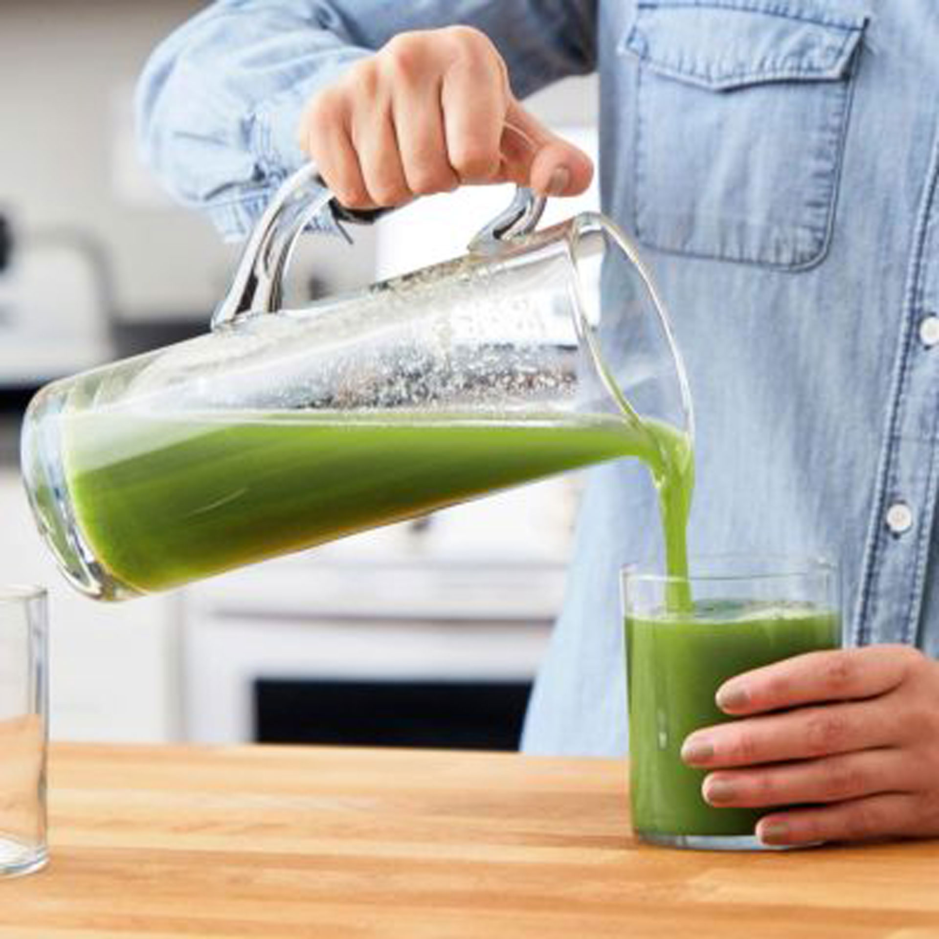 51707GM__06__Omega_Juicers_MM1500_Selleriesaft_1920x1920